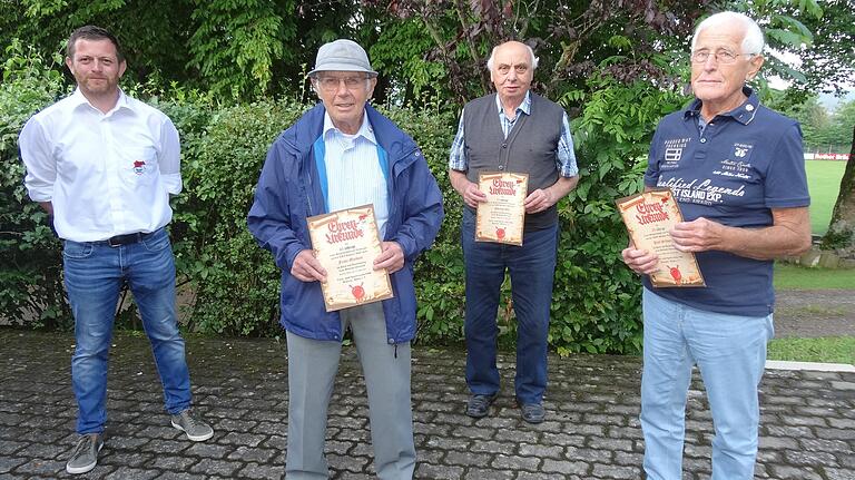 Der Vorsitzende Jörg Stock (links) ehrte für 60 Jahre Mitgliedschaft beim TSV Hausen Franz Markert, für 75 Jahre Albrecht Orf und für ebenfalls für 75 Jahre Otmar Suckfüll. Der Vorsitzende Jörg Stock (links) ehrte für 60 Jahre Mitgliedschaft beim TSV Hausen Franz Markert, für 75 Jahre Albrecht Orf und für ebenfalls für 75 Jahre Otmar Suckfüll.