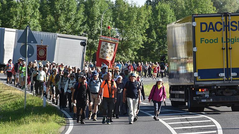 Viele Streckenabschnitte führen die Wallfahrt über stark befahrene Straßen. Auf dem Streckenabschnitt zwischen Helmstadt und Neubrunn entschied Winfried Möller vom Wallfahrtsteam neue Wege zu gehen. Josef Streitenberger aus Helmstadt führte die Wallfahrt über Wirtschaftswege abseits der Kreisstraße Würzburg 11. Viele Streckenabschnitte führen die Wallfahrt über stark befahrene Straßen. Auf dem Streckenabschnitt zwischen Helmstadt und Neubrunn entschied Winfried Möller vom Wallfahrtsteam neue Wege zu gehen. Josef Streitenberger aus Helmstadt führte die Wallfahrt über Wirtschaftswege abseits der Kreisstraße Würzburg 11.