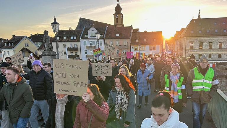 Über 1000 Menschen beteiligten sich an der ersten Demonstration gegen Rechts und für Demokratie in Kitzingen. Am Sonntag, 4. Februar, findet die 'Demonstration der Demokraten' statt. Über 1000 Menschen beteiligten sich an der ersten Demonstration gegen Rechts und für Demokratie in Kitzingen. Am Sonntag, 4. Februar, findet die 'Demonstration der Demokraten' statt.
