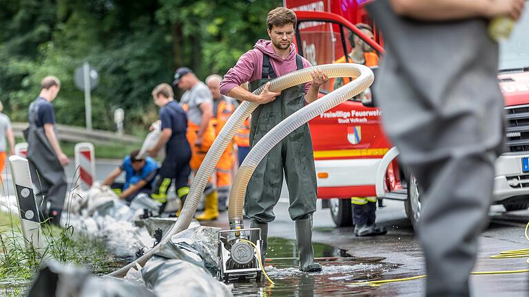 Infolge von Stark- oder Dauerregen führen die Bäche und der Main immer wieder Hochwasser. Straßen werden überschwemmt, Keller laufen voll. Infolge von Stark- oder Dauerregen führen die Bäche und der Main immer wieder Hochwasser. Straßen werden überschwemmt, Keller laufen voll. 