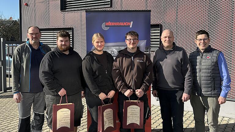 Freude über die erfolgreiche Ausbildung (von links): Ausbilder Arno Trost, Hannes Back, Emily Straßheim, Lukas Gradtke, Ausbildungsleiter Jürgen Eyring und Geschäftsführer Felix Weihrauch.