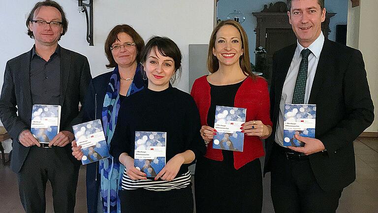 Präsentierten das Programm der 1. Würzburger Inklusionswochen: Oberbürgermeister Christian Schuchardt, Sozialreferentin Hülya Düber, Inklusionsbeauftragte Vera Gehlen, Dagmar Unz, Dekanin der FHWS-Fakultät für Angewandte Sozialwissenschaften und Dieter Kulke, Professor für Soziologie an der FHWS (von rechts).