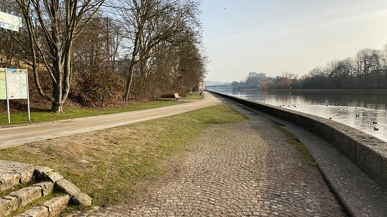 Die Gutermann-Promenade nahe der Bootsschleuse schlug Adi Schön vor, um hier eine Möglichkeit zur gezielten Fütterung der Stadttauben zu schaffen. Wegen der Vogelgrippe geht das aber offenbar nicht. Die Gutermann-Promenade nahe der Bootsschleuse schlug Adi Schön vor, um hier eine Möglichkeit zur gezielten Fütterung der Stadttauben zu schaffen. Wegen der Vogelgrippe geht das aber offenbar nicht.