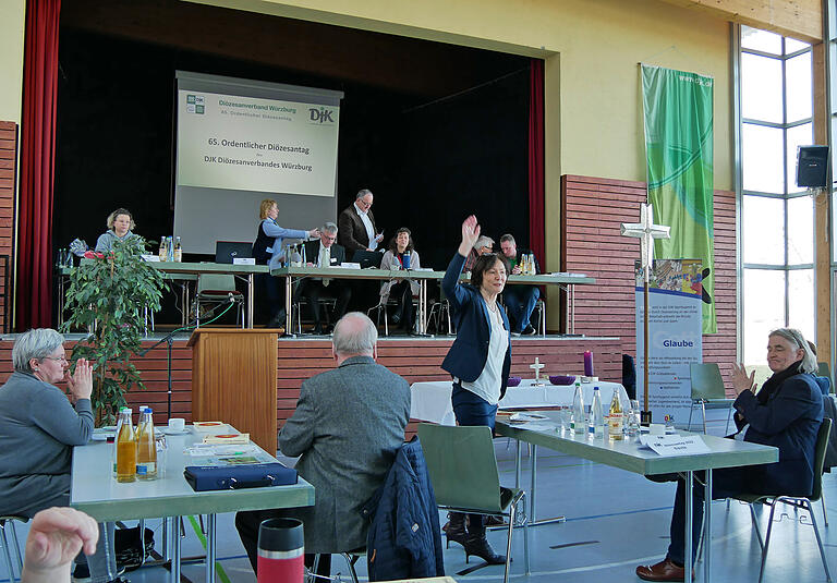 Als Ehrengast des 65. Ordentlichen Diözesanverbandes Würzburg wurde unter anderem Christine Bender (Bildmitte), die stellvertretende Landrätin des Landkreises Schweinfurt, begrüßt.
