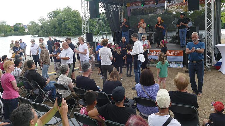 Fest der Kulturen auf der Kitzinger Mainwiese: Die Abteilung Country-Dance der Fränkischen Volkstanzgruppe steuerte einen Tanz bei und lud zum Mitmachen ein. Fest der Kulturen auf der Kitzinger Mainwiese: Die Abteilung Country-Dance der Fränkischen Volkstanzgruppe steuerte einen Tanz bei und lud zum Mitmachen ein.