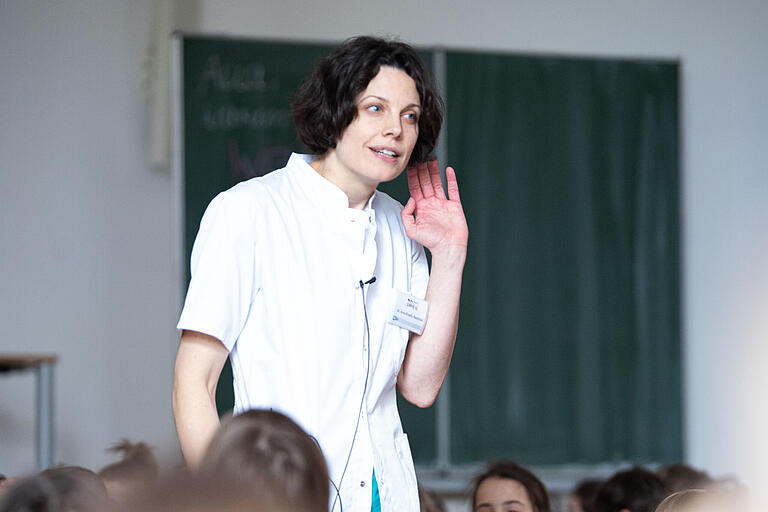 Dr. Ann-Kristin Reinhold, Anästhesistin und Schmerzforscherin am Uniklinikum Würzburg, hielt die Vorlesung. Dr. Ann-Kristin Reinhold, Anästhesistin und Schmerzforscherin am Uniklinikum Würzburg, hielt die Vorlesung.