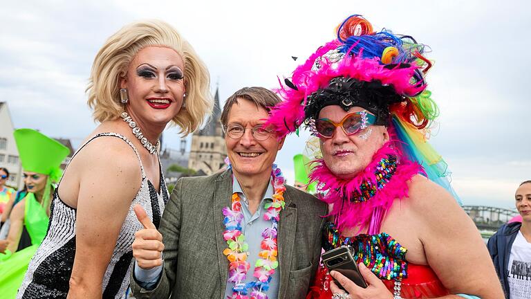 ColognePride – Parade zum Christopher Street Day (CSD)       -  Karl Lauterbach ruft beim CSD in Köln zum Zusammenstehen auf.