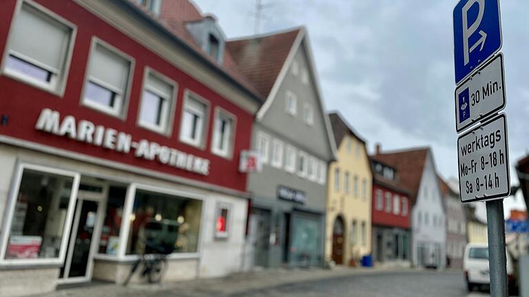 Auch vor der Marienapotheke können Kunden auf den ausgewiesenen Parkplätzen aktuell 30 Minuten kostenfrei parken. Auch vor der Marienapotheke können Kunden auf den ausgewiesenen Parkplätzen aktuell 30 Minuten kostenfrei parken. 