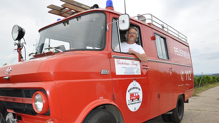 Der Blitz hat 80 PS und bietet – neben dem Fahrer – bis zu acht weiteren Personen Platz. Im Oldtimer schippert Michael Schmid Gäste in die Weinberge seiner Heimat.