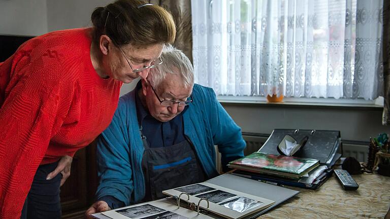 Blick ins Fotoalbum: Helmut Böhm und Ehefrau Erna erlebten den Bau des Ellertshäuser Sees in ihrer Jugend mit. 'Das war schon eine Attraktion für die Region', sagt der Landwirt aus Altenmünster. Blick ins Fotoalbum: Helmut Böhm und Ehefrau Erna erlebten den Bau des Ellertshäuser Sees in ihrer Jugend mit. 'Das war schon eine Attraktion für die Region', sagt der Landwirt aus Altenmünster. 