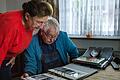 Blick ins Fotoalbum: Helmut Böhm und Ehefrau Erna erlebten den Bau des Ellertshäuser Sees in ihrer Jugend mit. 'Das war schon eine Attraktion für die Region', sagt der Landwirt aus Altenmünster.&nbsp;&nbsp;
