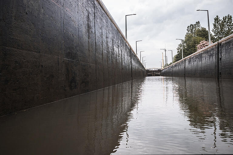 Eine 100 Meter-Schleuse für ein einsames Faltboot: Binnenschiffe waren zu dieser Zeit nicht in der Nähe.