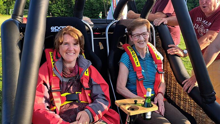 Freuen sich auf die Luftfahrt im Heißluftballon: Marika Schneider (links), die seit 17 Jahren auf einen Rollstuhl angewiesen ist, und ihre Mutter Hannelore.