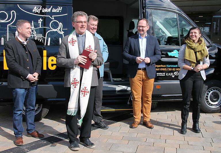 Der katholische Dekan Simon Mayer (Zweiter von links) und die angehende evangelische Pfarrerin Annika Kringel (rechts) sprachen jeweils einen Segen. Mit dabei (von links): Landtagsabgeordneter Thorsten Schwab, Bürgerbus-Vorsitzender Harald Schneider und Bürgermeister Michael Hombach.