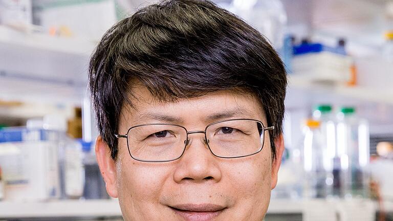 James Zhijian Chen vom UT Southwestern Medical Center       -  James Zhijian Chen  wird 2025 den Paul Ehrlich- und Ludwig Darmstaedter-Preis bekommen.