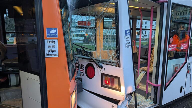 In Würzburg sind am Montagmorgen drei Straßenbahnen kollidiert. Es kam zu erheblichen Verkehrsbehinderungen.