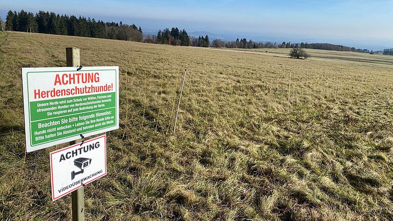 Hinweise auf Schutzmaßnahmen gegen die Wölfe finden sich auch außerhalb der Weidezeit in der Rhön. Hinweise auf Schutzmaßnahmen gegen die Wölfe finden sich auch außerhalb der Weidezeit in der Rhön. 
