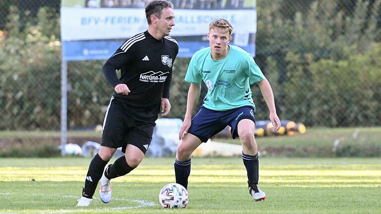 Tim Breier (rechts) und die SG Mellrichstadt haben die Meisterschaft nach dem Osterwochenende trotz des 0:0 in Hendungen (links Marcel Reußenzehn) weiterhin in der eigenen Hand. Tim Breier (rechts) und die SG Mellrichstadt haben die Meisterschaft nach dem Osterwochenende trotz des 0:0 in Hendungen (links Marcel Reußenzehn) weiterhin in der eigenen Hand.