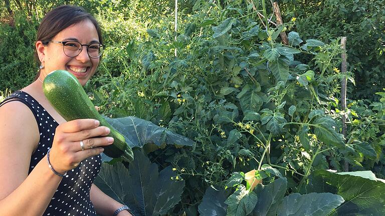 Nachhaltige Universität: Promotionsstudentin Molina Klingler mit frischer Ernte aus ihrem Beet im Campus-Garten.
