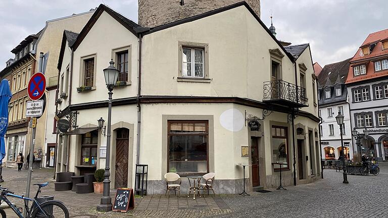 Am Fuß des Kitzinger Marktturms, der in der Weihnachtszeit zur Riesenkerze wird, befindet sich unter anderem das winzige Café Voilà. Am Fuß des Kitzinger Marktturms, der in der Weihnachtszeit zur Riesenkerze wird, befindet sich unter anderem das winzige Café Voilà.