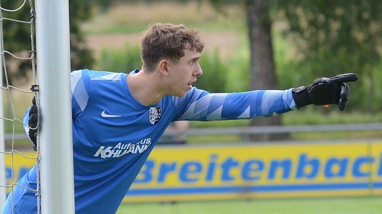 Das starke Landesliga-Debüt von Karlburgs Torwart Linus Eiselein geriet angesichts der Verletzung von Sebastian Fries zur Nebensache.