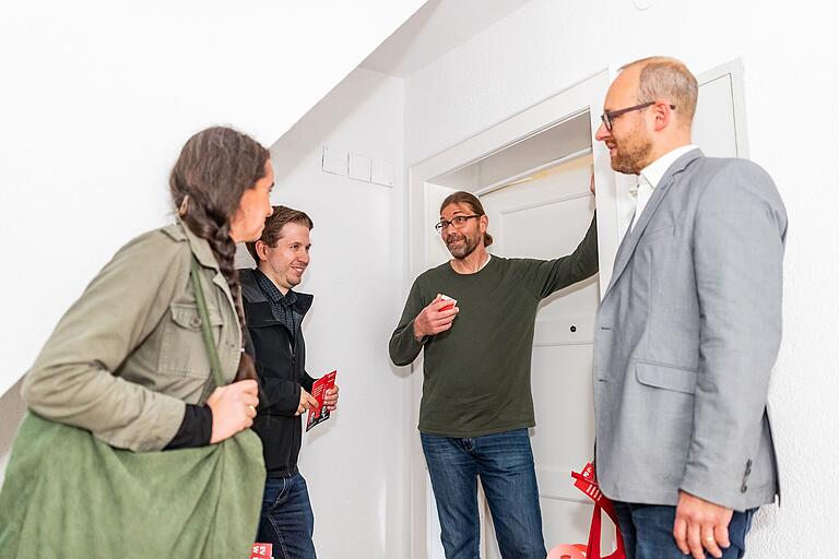 Wahlkampf im Treppenhaus: Benedikt Geiger öffnet die Tür und redet mit den SPD-Politikern (von links) Eva-Maria Weimann, Kevin Kühnert und Alexander Kolbow . Wahlkampf im Treppenhaus: Benedikt Geiger öffnet die Tür und redet mit den SPD-Politikern (von links) Eva-Maria Weimann, Kevin Kühnert und Alexander Kolbow .