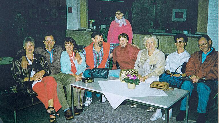 Ein Blick ins Fotobuch. So saßen sie 1995 zusammen: (von links) Ursula Chalupka, Helmut Willenbücher, Renate Böllner, Karl Berberich, Ingrid Jakob, Sandra Vogl, Elfriede Nestler, Roswitha Müller und Manfred Kluge. Zwei der Teilnehmer sind bereits verstorben.