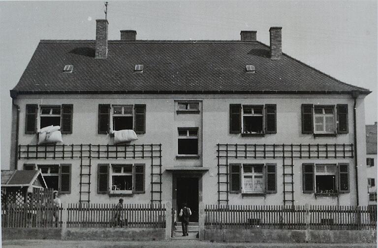 Ein Mehrfamilienhaus der Mustersiedlung, aufgenommen 1929. Ein Mehrfamilienhaus der Mustersiedlung, aufgenommen 1929.