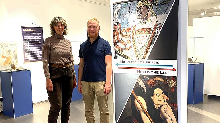 Die Kuratorin und der Forscher: Museumsleiterin Katrin Hesse und Historiker Jeremy DeWaal mit dem Plakat zur aktuellen Ausstellung.