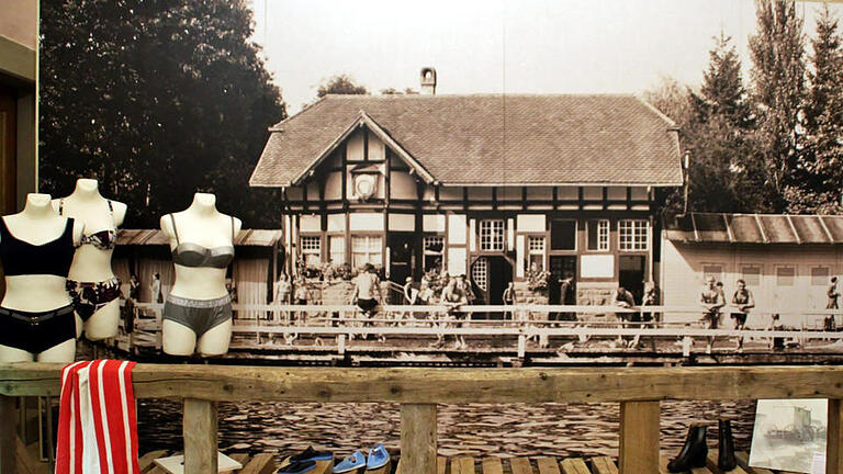 Ein tolles Dokument: Ein Foto um 1900 von der der 'Städtischen Flussbade- und Schwimmanstalt' an der Saale.  Repros: Werner Vogel       -  Ein tolles Dokument: Ein Foto um 1900 von der der 'Städtischen Flussbade- und Schwimmanstalt' an der Saale.  Repros: Werner Vogel