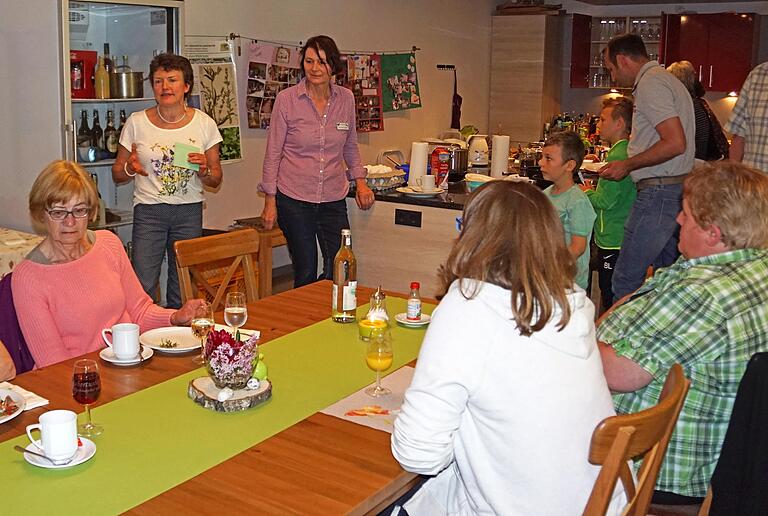 Kreisbäuerin Martina Wild bei der Begrüßung der Gäste und der Vorstellung des neuen Landfrauenprojekts &quot;Frühstück am Bauernhof&quot;. Es ist eine bayernweite Aktion. Im Landkreis Würzburg haben Werner und Barbara Kuhn als einziger Betrieb mitgemacht.