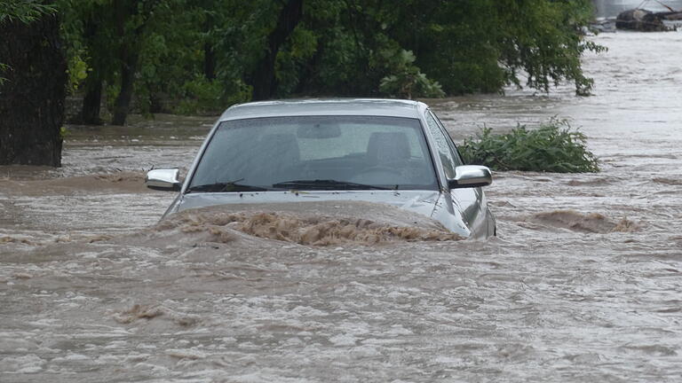 Unwetter bedrohen Leib und Leben und zerstören Güter . Investitionen etwa in den Hochwasserschutz dienen der Sicherheit und verhindern Millionenschäden.&nbsp;