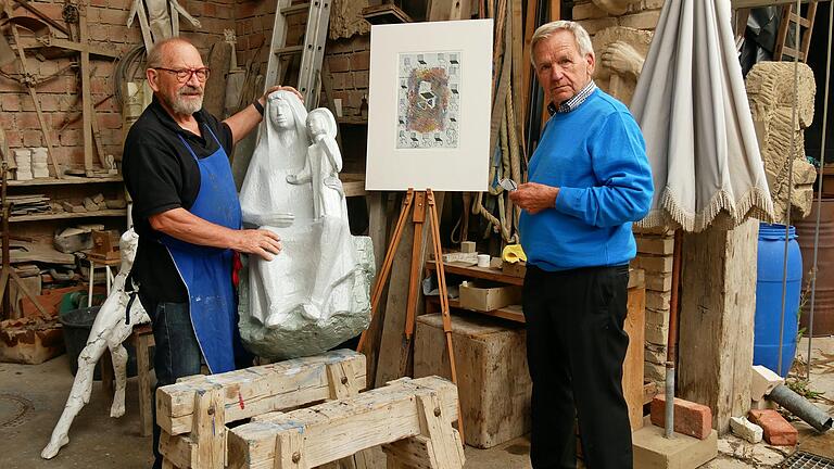 Tilmar Hornung (links) und Hermann Oberhofer laden bei den Tagen des offenen Ateliers die Besucherinnen und Besucher in der Werkstatt in der Bergtheimer Lindenstraße zum kreativen Tun mit verschiedenen Werkstoffen ein. Der Holzschnitt von Hermann Oberhofer (Bildmitte) heißt „Ich warte“.