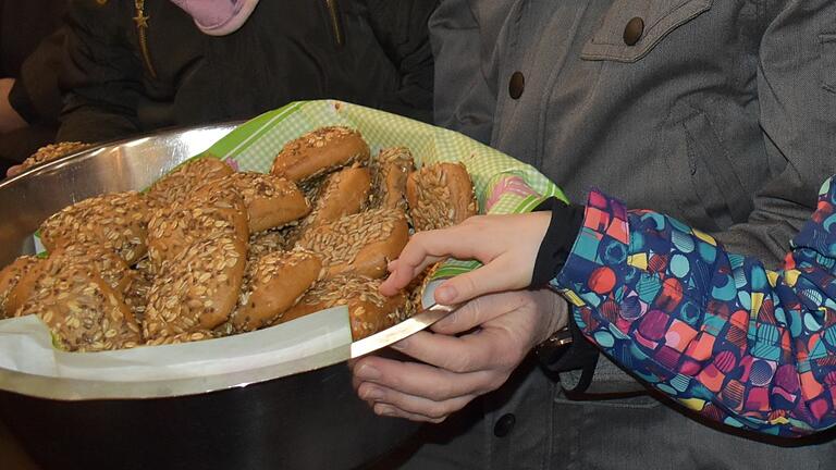 Passend zum Motto des Gottesdienstes wurden am Ende selbst gebackene Brötchen verteilt. Passend zum Motto des Gottesdienstes wurden am Ende selbst gebackene Brötchen verteilt.