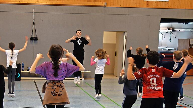 Schülerinnen und Schüler der Sinnberg-Grundschule haben Hip-Hop gelernt und sichtlich Spaß dabei gehabt.       -  Schülerinnen und Schüler der Sinnberg-Grundschule haben Hip-Hop gelernt und sichtlich Spaß dabei gehabt.