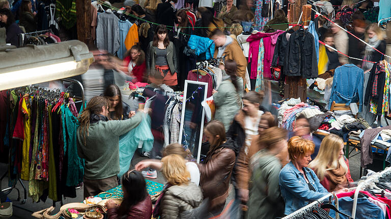 Mädchenflohmarkt 'Weiberkram'.jpeg       -  Auch 2024 findet wieder der Nürnberger Trempelmarkt in der Innenstadt statt. Hier gibt es alles Wichtige zum Flohmarkt.