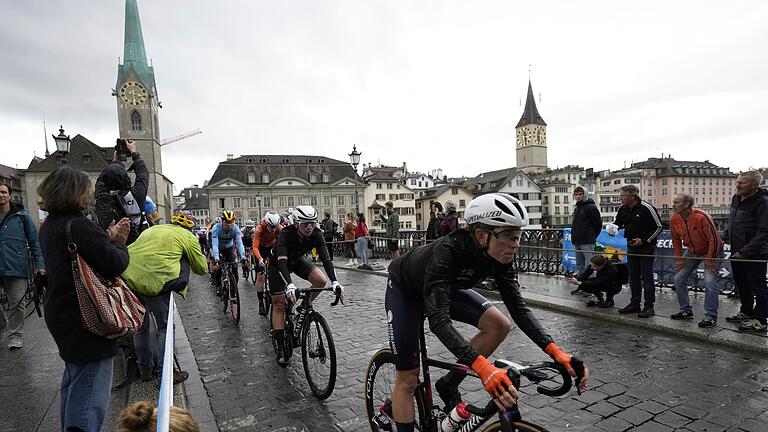 Radsport: Weltmeisterschaft in Zürich       -  Liane Lippert hinter der favorisierten Niederländerin Demi Vollering.