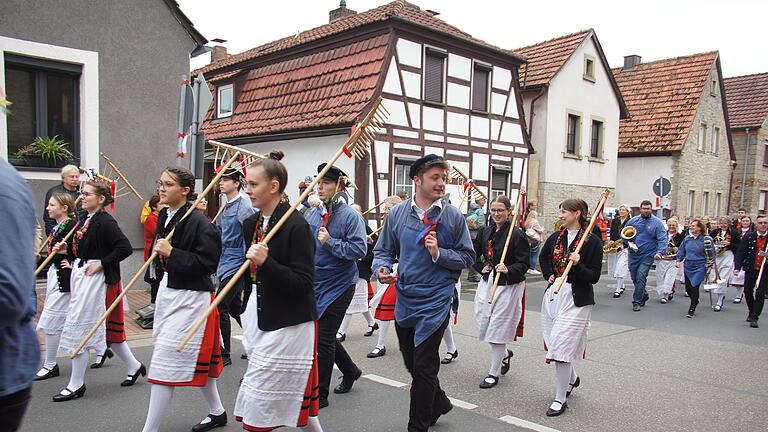 Ein prächtiger Festzug, organisiert von den Jungbauern, war am Erntedanksonntag in Sennfeld zu sehen. Am Plan wurde anschließend getanzt.