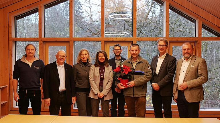 Über die gelungene Baumaßnahme freuen sich bei der Einweihung (v.l.) Matthias Geiger, Burkard Losert, Daniela Kircher, Claudia Schramm, Christopher Traub, Wolfgang Graf, Sören Timm und Thomas Eberth.