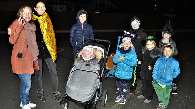 'Früh übt sich, wer ein Meister werden will'- schon ein Gespenst im Kinderwagen war in diesem Jahr mit auf 'Gespenstertour' durch Gernach mit unterwegs. Links die Betreuerinnen Stephanie Szabo und Aileen Berchtold mit ihrer Gespensterschar.