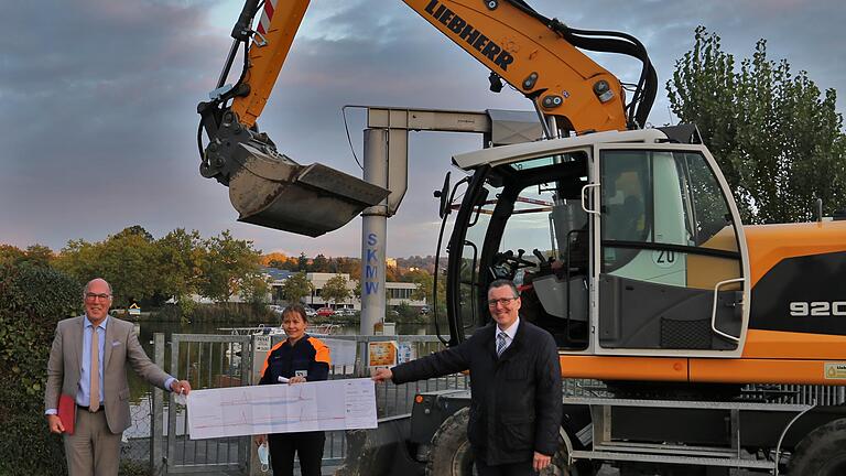 Freude beim Margetshöcheimer Bügermeister Waldemar Brohm (links)&nbsp; und Jürgen Götz, Bürgermeister V Veitshöchheim sowie der Amtsleiterin des Wassserstraßen-Neubauamtes Aschaffenburg (WNA) Mareike Bodsch über den Baubeginn für den 8,4 Millionen Euro teuren Neubau des Mainstegs.