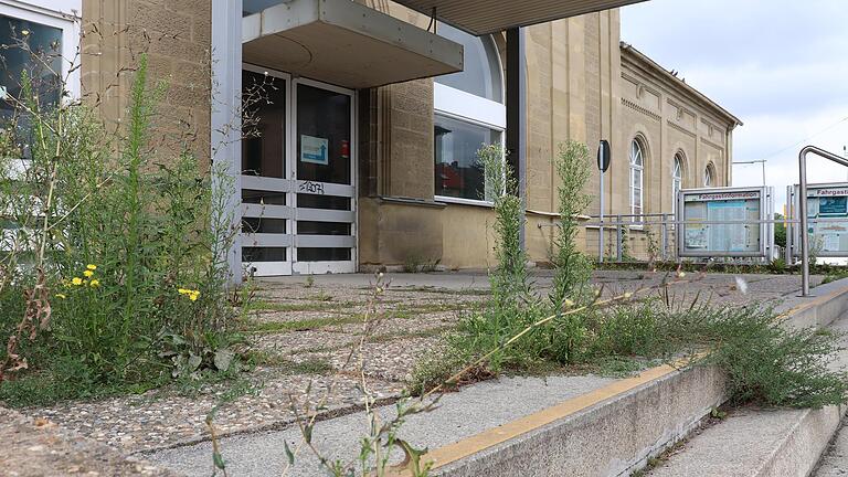 Über die geplante Wiedereröffnung des Kitzinger Bahnhofs scheint längst Gras gewachsen. Am Haupteingang des geschlossenen Empfangsgebäudes wuchert das Unkraut.&nbsp;