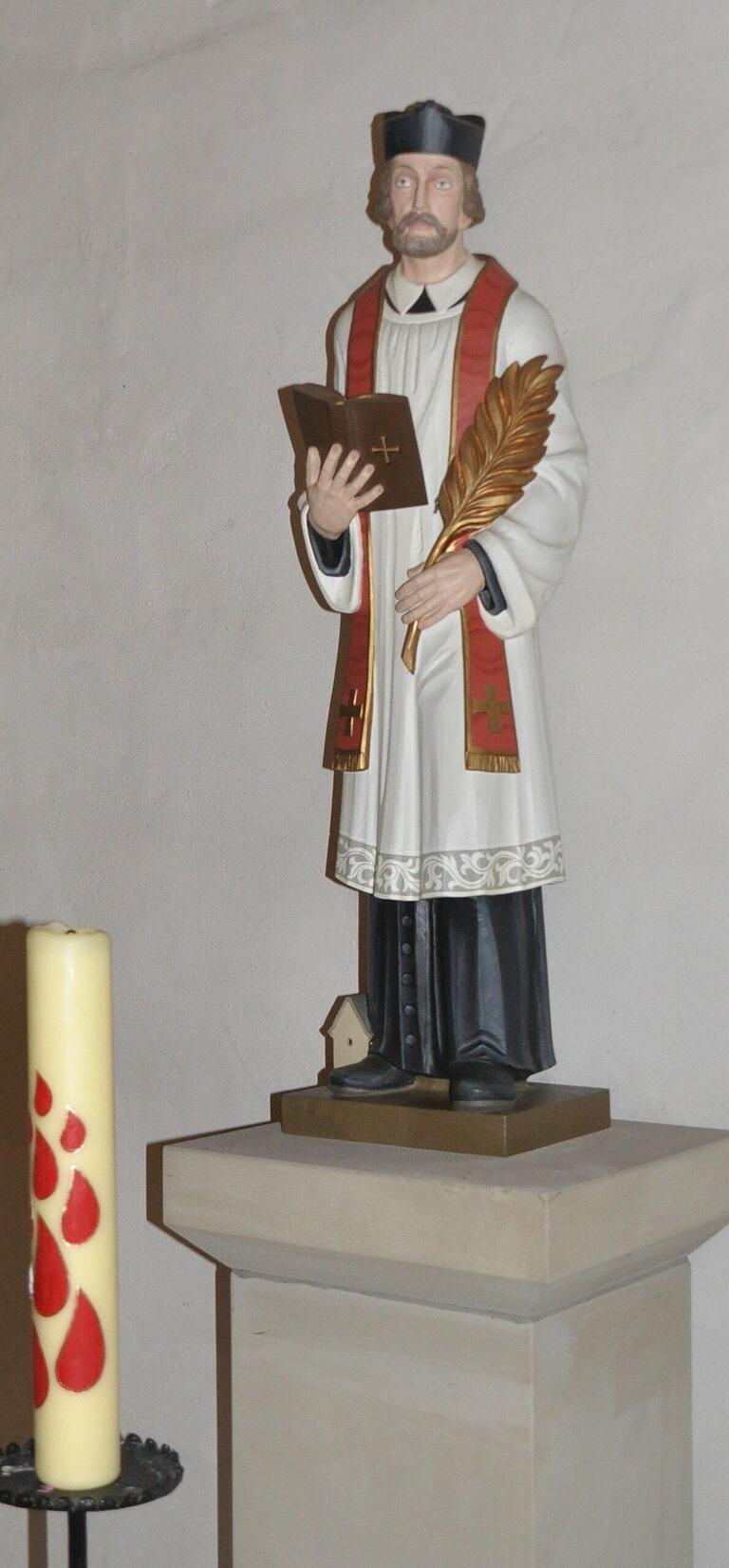 Eine Statue des Seligen Liborius Wagner steht in der Kirche von Altenmünster