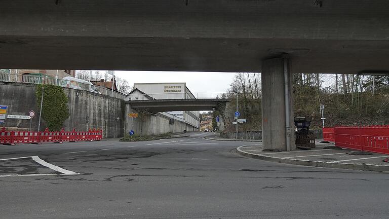Ein aktueller Blick unter der Brücke hindurch, die Klinge hoch. Im Hintergrund die kleinere Zugangsbrücke zur Oechsner Brauerei. Ein aktueller Blick unter der Brücke hindurch, die Klinge hoch. Im Hintergrund die kleinere Zugangsbrücke zur Oechsner Brauerei.