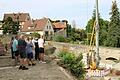 Die Mitglieder des Bauausschusses nahmen die Baustelle am Freizeitareal in Mellrichstadt in Augenschein. Ein großer Kran steht inmitten der Baustelle, Fundamente sind bereits sichtbar.