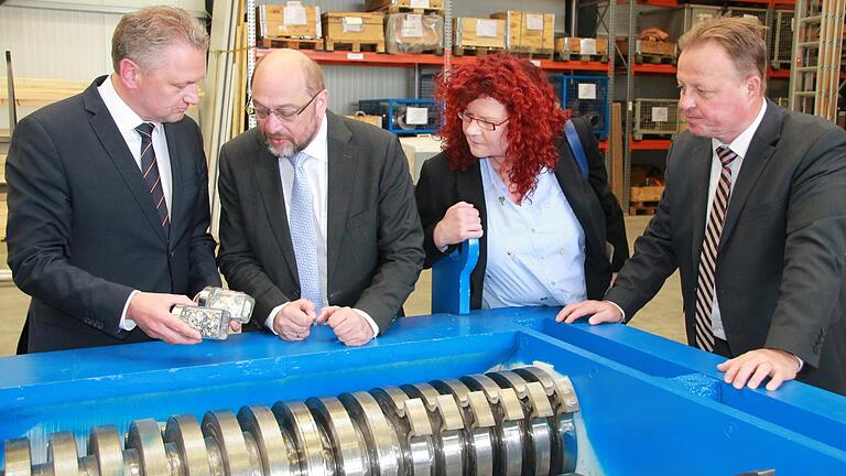 Die beiden URT-Geschäftsführer Peter Heßler (links) und Thomas Gundersdorf (rechts) erklären Martin Schulz und Kerstin Westphal eine Zerkleinerungsmaschine und das Ergebnis: hier beispielsweise Aluminium- und Kunststoff-Granulat. Die beiden URT-Geschäftsführer Peter Heßler (links) und Thomas Gundersdorf (rechts) erklären Martin Schulz und Kerstin Westphal eine Zerkleinerungsmaschine und das Ergebnis: hier beispielsweise Aluminium- und Kunststoff-Granulat. 