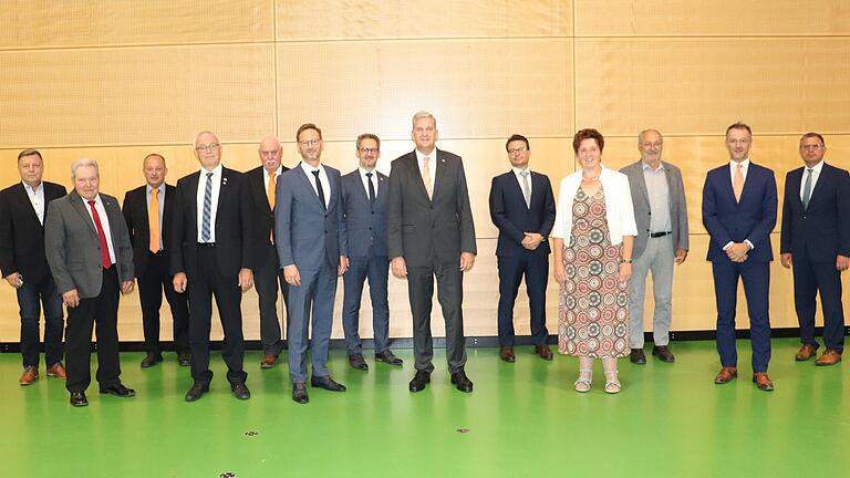 Die Vorstände, Aufsichtsratsvorsitzenden und Stellvertreter der drei Fusionsbanken aus Volkach, Obernbreit und Frankenwinheim (v. l.): die Aufsichtsräte Helmut Dürr, Günter Hegwein, Michael Feldhäuser, Norbert Droll (Raiffeisenbank Kitzinger Land) und Otto Kunzmann (Frankenwinheim), die Vorstände Michael Brückner (Frankenwinheim), Rouven Lewandowski (Kitzinger Land), Martin Weber, Volker Kreißl (Volkacher Mainschleife -Wiesentheid) und Andrea Helbig (Frankenwinheim), die Aufsichtsräte Rudolf Schmid und Robert Menz (Volkacher Mainschleife - Wiesentheid) sowie Regionaldirektor Roland Streng (Genossenschaftsverband Bayern). Die Vorstände, Aufsichtsratsvorsitzenden und Stellvertreter der drei Fusionsbanken aus Volkach, Obernbreit und Frankenwinheim (v. l.): die Aufsichtsräte Helmut Dürr, Günter Hegwein, Michael Feldhäuser, Norbert Droll (Raiffeisenbank Kitzinger Land) und Otto Kunzmann (Frankenwinheim), die Vorstände Michael Brückner (Frankenwinheim), Rouven Lewandowski (Kitzinger Land), Martin Weber, Volker Kreißl (Volkacher Mainschleife -Wiesentheid) und Andrea Helbig (Frankenwinheim), die Aufsichtsräte Rudolf Schmid und Robert Menz (Volkacher Mainschleife - Wiesentheid) sowie Regionaldirektor Roland Streng (Genossenschaftsverband Bayern).