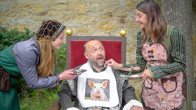 Dass in 'Zobels Zoff' vieles nicht ernst gemeint ist, zeigt schon die Szene zwischen August von Zobel (Rüdiger Scheer) und seinen beiden Dienstmädchen (Leonie Heinrich und Diana Hufnagel). Dass in 'Zobels Zoff' vieles nicht ernst gemeint ist, zeigt schon die Szene zwischen August von Zobel (Rüdiger Scheer) und seinen beiden Dienstmädchen (Leonie Heinrich und Diana Hufnagel).