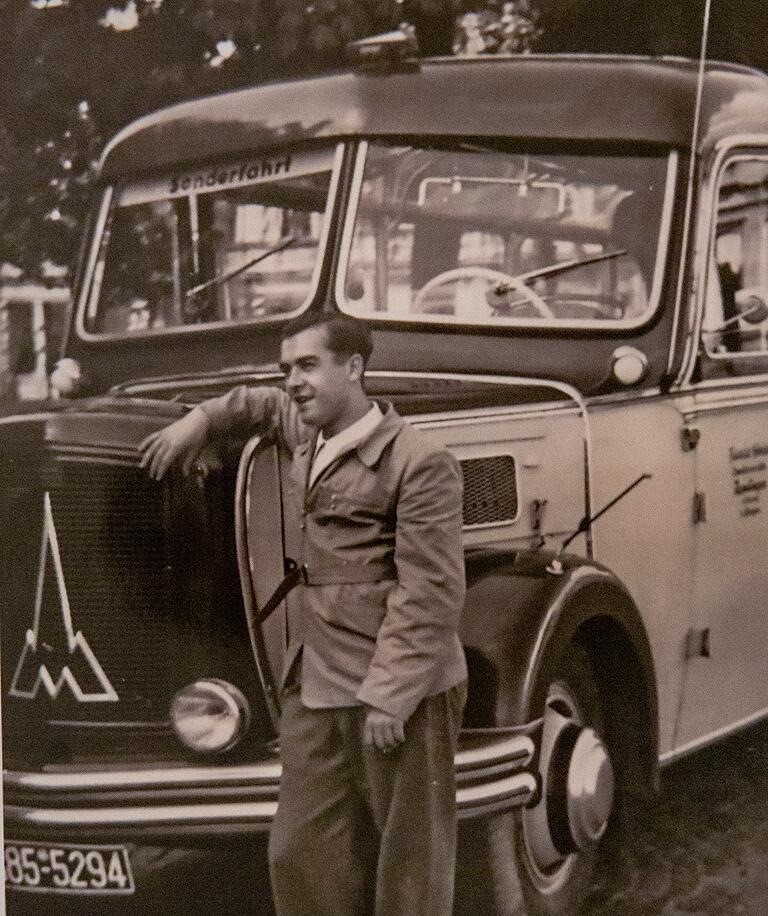 Der Busunternehmer Robert Hünlein im Jahr 1951 vor einem seiner Busse. Die Firma wurde 1928 von seinem Vater Siegfried Hünlein gegründet. 1972 kam Robert Hünlein bei einem Flugzeugabsturz ums Leben. Der Busunternehmer Robert Hünlein im Jahr 1951 vor einem seiner Busse. Die Firma wurde 1928 von seinem Vater Siegfried Hünlein gegründet. 1972 kam Robert Hünlein bei einem Flugzeugabsturz ums Leben.