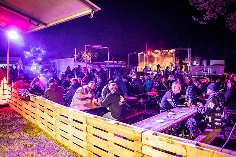 Wer will kann tanzen; aber auch das ist beim Rambazamba-Festival möglich: Sich gemütlich an einen Biertisch zu setzen. Wer will kann tanzen; aber auch das ist beim Rambazamba-Festival möglich: Sich gemütlich an einen Biertisch zu setzen. 